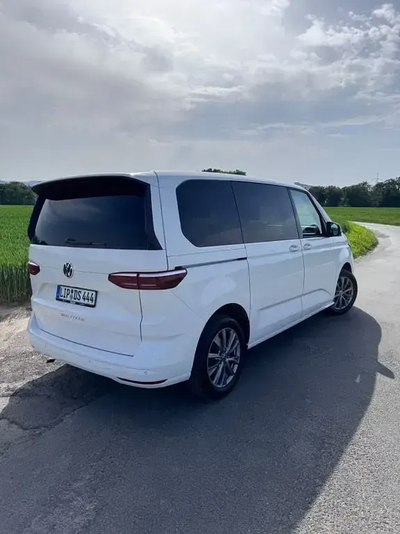 Gebraucht VW Multivan Life 150 PS (110 kW) 2023 Weiß Van / Kleinbus