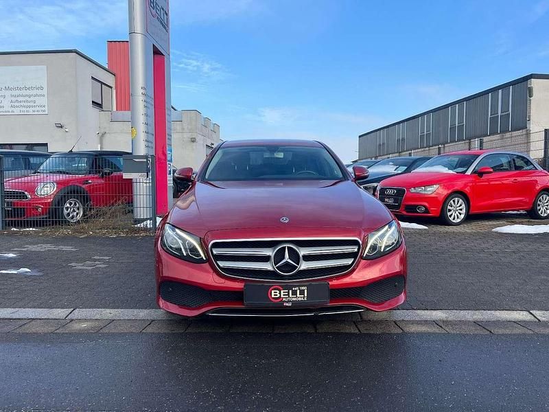 Gebraucht Mercedes E220 Avantgarde 194 PS (142 kW) 2018 Sonderlackierung hyazinthrot Limousine