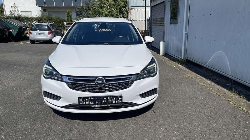 Schneeweiss/summitwhite/arctic Gebraucht 2016 Opel Astra Edition Kombi | 6.690 € (Fairer Preis) - Bild 1/4