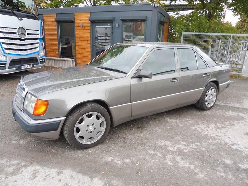 Braun Gebraucht 1992 Mercedes E230 Limousine | 7.900 € - Bild 1/4