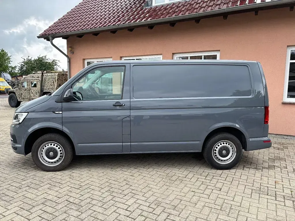 Gebraucht VW Transporter 102 PS (75 kW) 2018 Grau Van