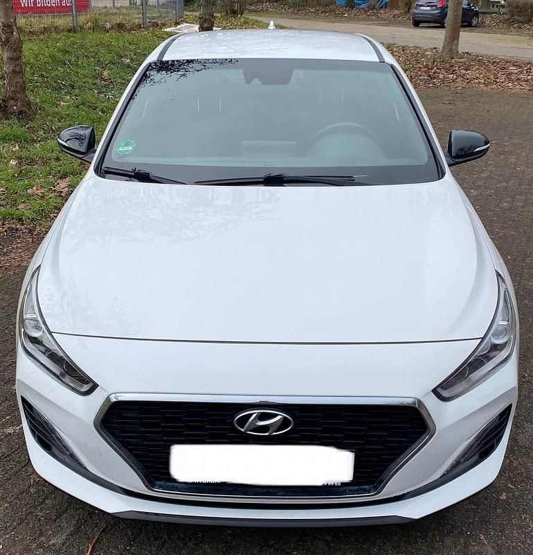 Weiß Gebraucht 2018 Hyundai i30 Limousine | 10.000 € (Guter Preis) - Bild 1/4