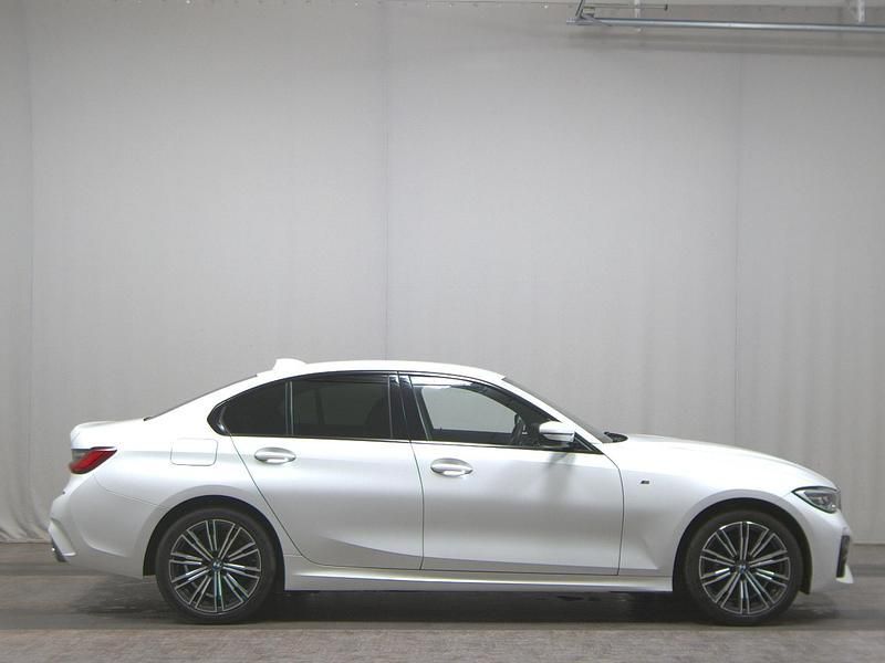 Alpinweiss iii Gebraucht 2020 BMW 330e M Sport Limousine | 26.480 € (Guter Preis) - Bild 1/4
