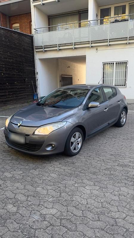 Gebraucht Renault Mégane 106 PS (77 kW) 2010 Silber Limousine