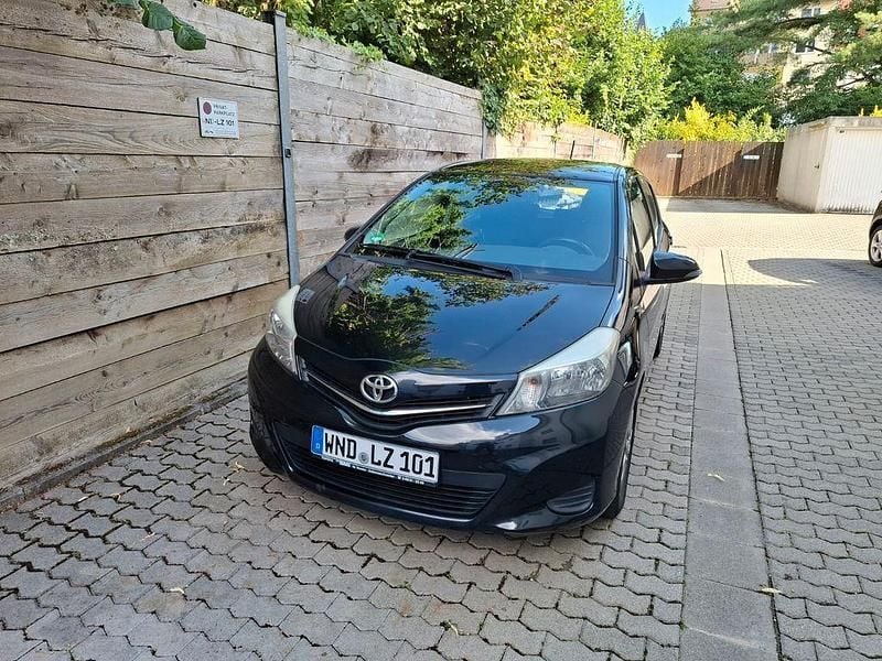 Schwarz Gebraucht 2014 Toyota Yaris Edition Limousine | 7.795 € (Fairer Preis) - Bild 1/4