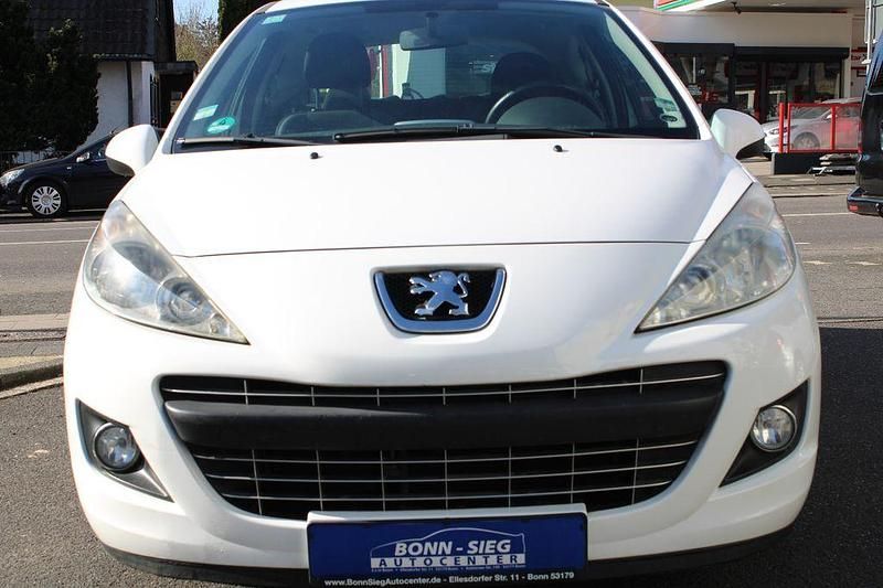 Gebraucht Peugeot 207 Filou 73 PS (53 kW) 2012 Weiß Limousine