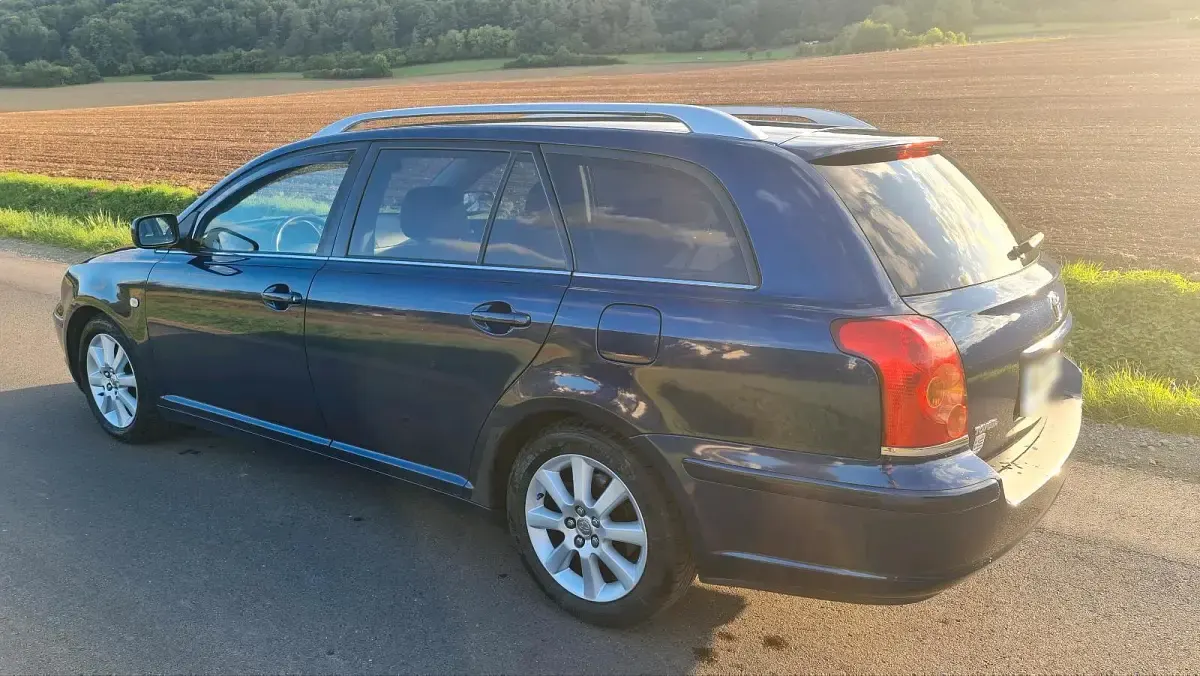 Gebraucht Toyota Avensis T2 129 PS (94 kW) 2005 Blau Kombi