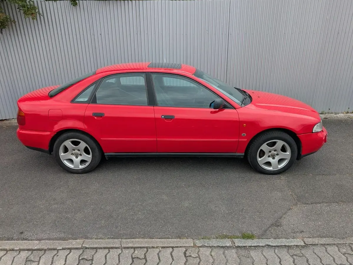 Gebraucht Audi A4 Basis 92 PS (67 kW) 1996 Rot Limousine