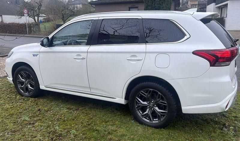 Gebraucht Mitsubishi Outlander P-HEV Basis 135 PS (99 kW) 2020 Weiß SUV