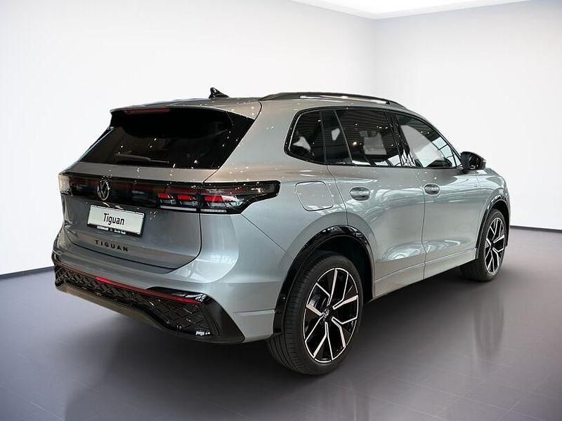 Gebraucht VW Tiguan R-line 204 PS (150 kW) 2025 Oyster silver SUV