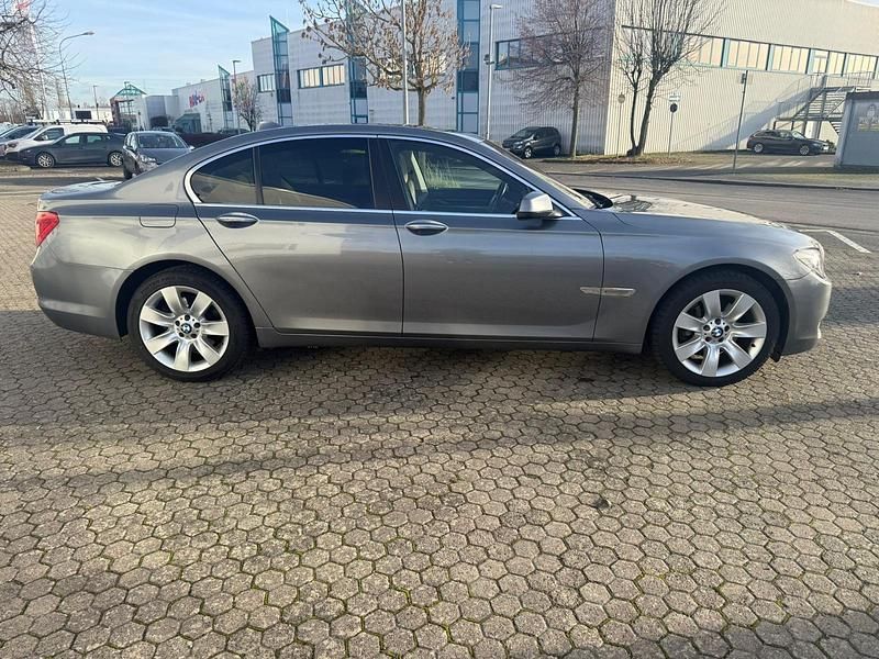 Gebraucht BMW 740 306 PS (225 kW) 2010 Grau Limousine