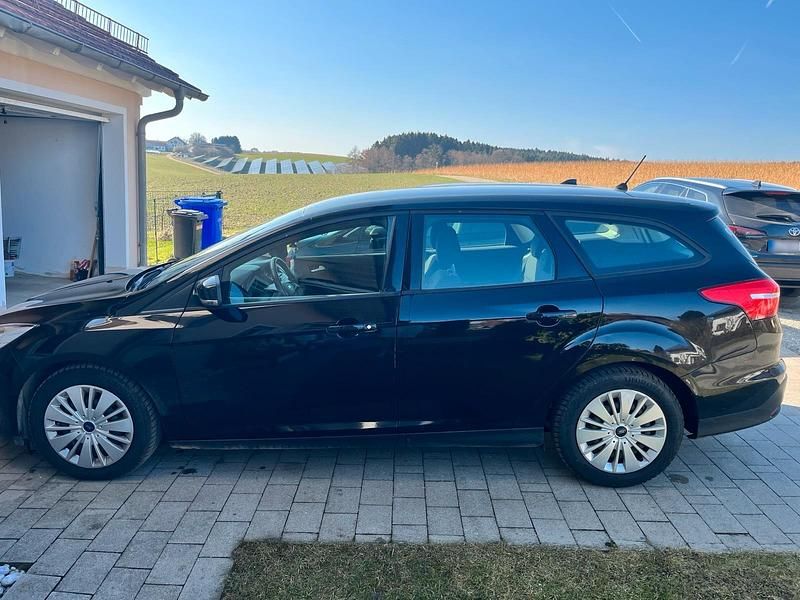 Gebraucht Ford Focus 101 PS (74 kW) 2017 Blau Kombi