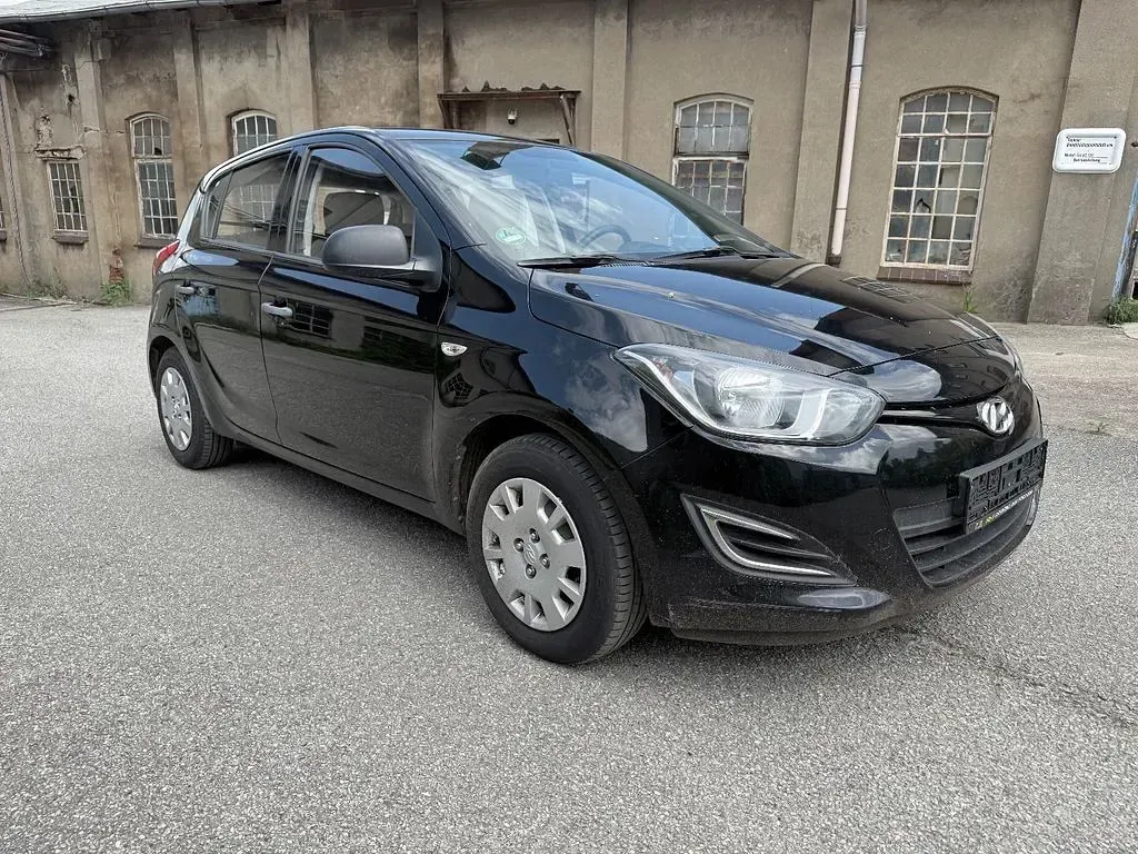 Gebraucht Hyundai i20 Edition 86 PS (63 kW) 2014 Schwarz Kleinwagen