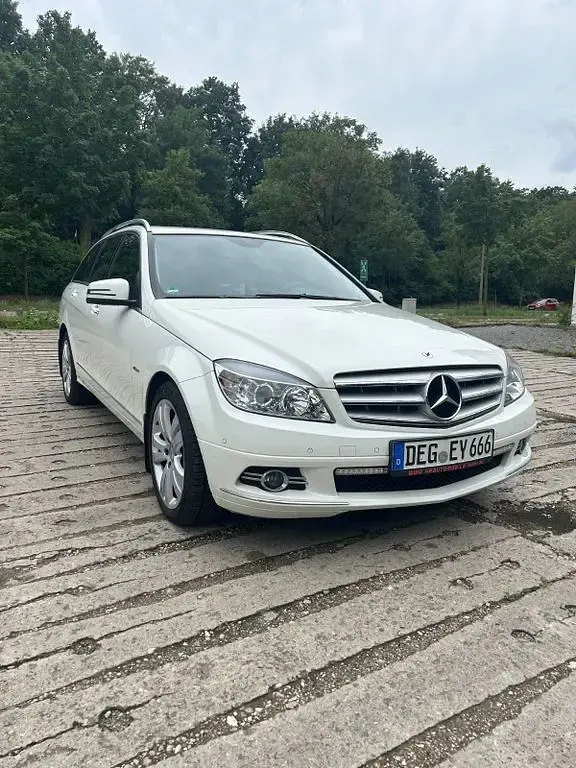 Gebraucht Mercedes C180 156 PS (114 kW) 2009 Weiß Limousine