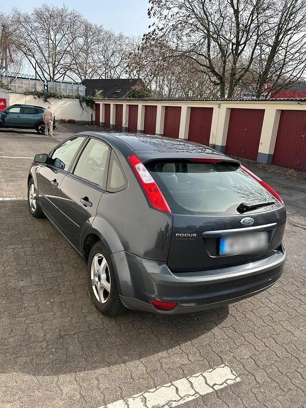 Gebraucht Ford Focus 125 PS (91 kW) 2008 Grau Limousine