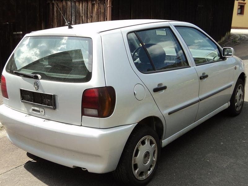 Second-hand VW Polo Comfortline 60 CP (44 kW) 1999 Argintiu Berlinǎ