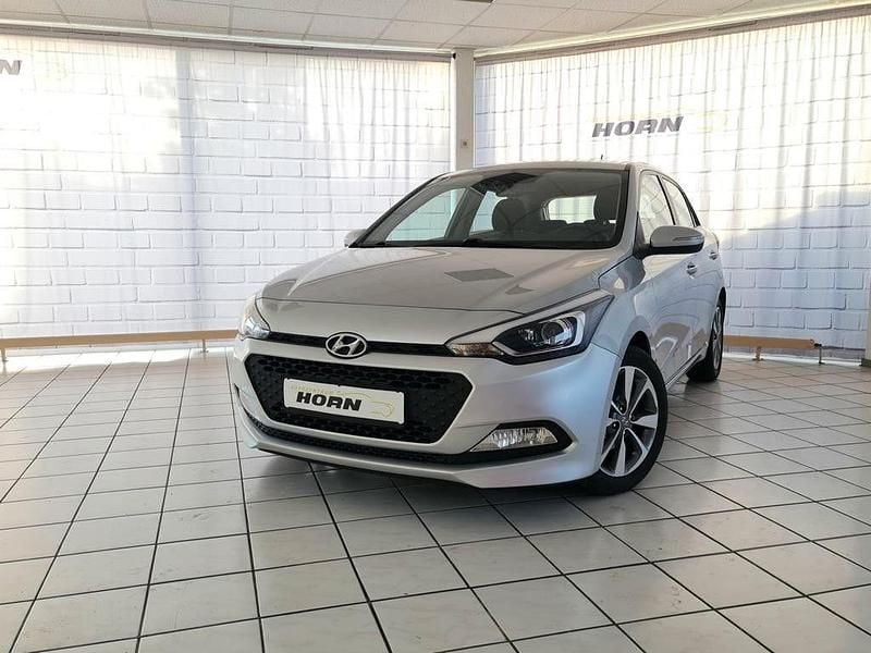 Gebraucht Hyundai i20 101 PS (74 kW) 2015 Sleek silver / met Coupé