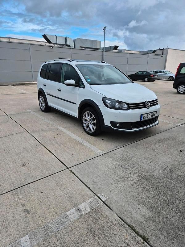 Weiß Gebraucht 2014 VW Touran Cross Van / Kleinbus | 8.250 € (Guter Preis) - Bild 1/4