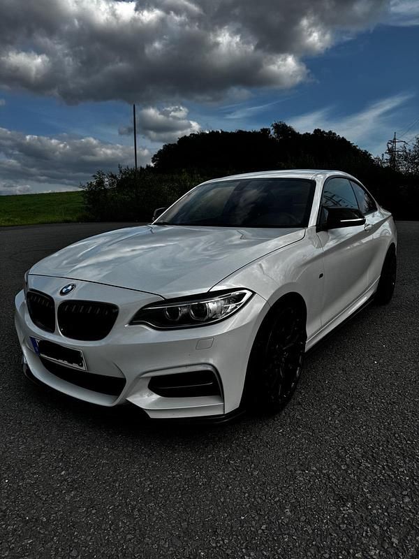 Weiß Gebraucht 2015 BMW M235 M Performance Coupé | 25.500 € (Fairer Preis) - Bild 1/4