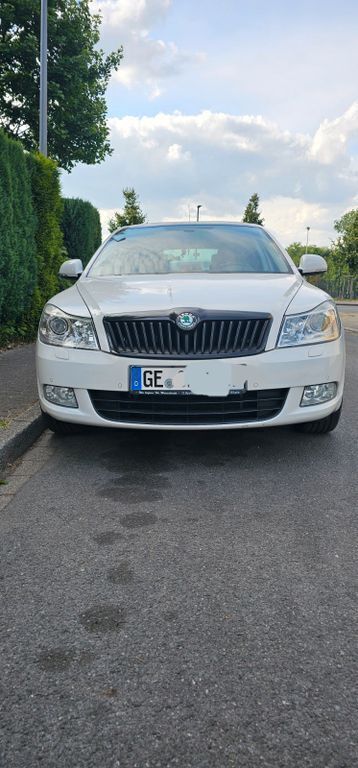 Weiß Gebraucht 2010 Skoda Octavia Elegance Kombi | 5.650 € (Guter Preis) - Bild 1/4