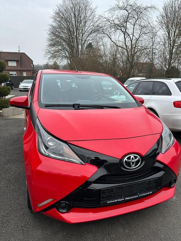 Gebraucht Toyota Aygo 75 PS (55 kW) 2016 Rot Kleinwagen