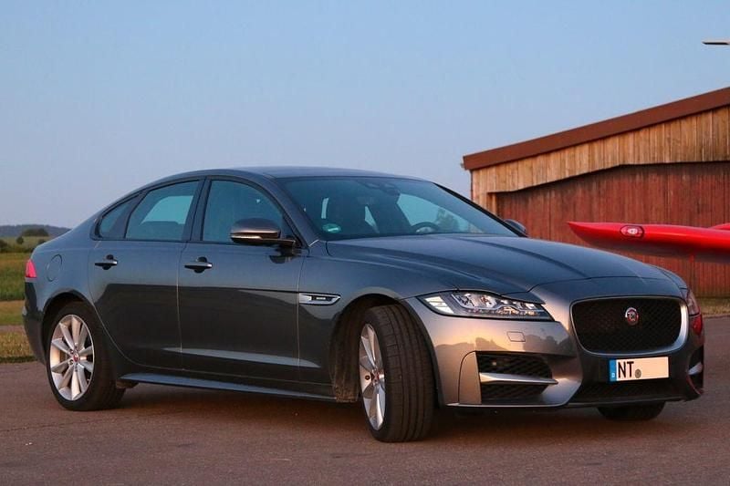 Grau Gebraucht 2019 Jaguar XF R-Sport Limousine | 22.300 € (Fairer Preis) - Bild 1/4
