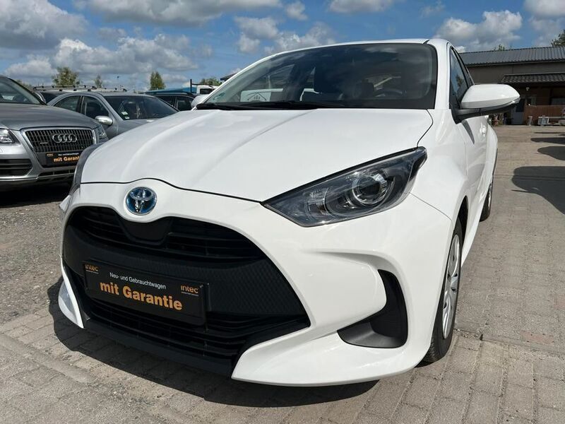 Weiß Gebraucht 2022 Toyota Yaris Hybrid Comfort Limousine | 17.900 € (Guter Preis) - Bild 1/4