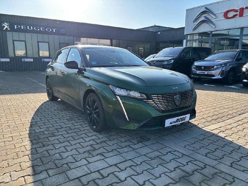 Lackierung olivgrün/typ aussen Gebraucht 2022 Peugeot 308 Allure Limousine | 17.990 € (Fairer Preis) - Bild 1/4