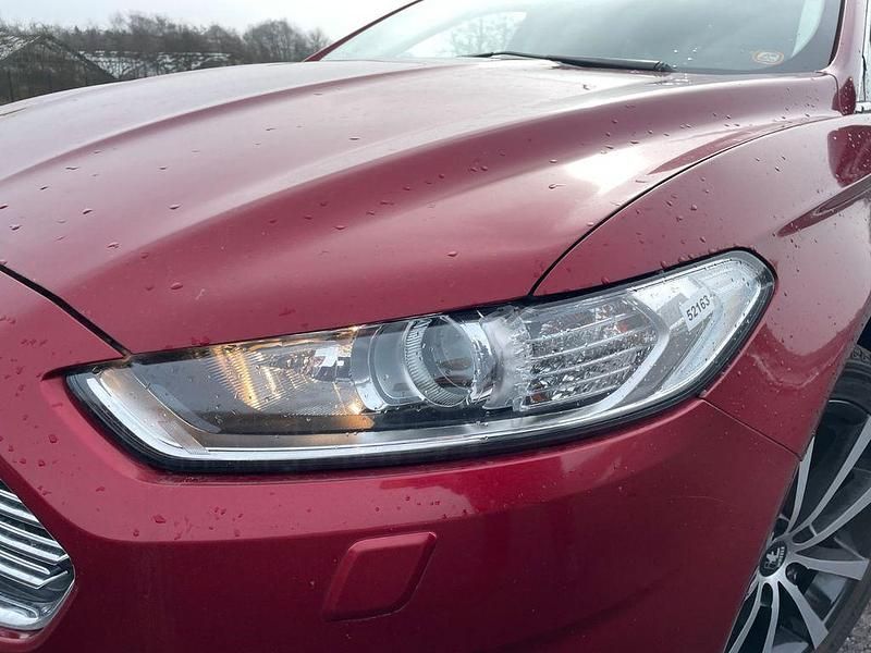 Gebraucht Ford Mondeo Titanium 160 PS (117 kW) 2015 Rot Limousine