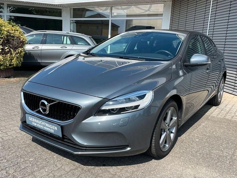 Grau Gebraucht 2016 Volvo V40 Momentum Limousine | 13.800 € (Fairer Preis) - Bild 1/4