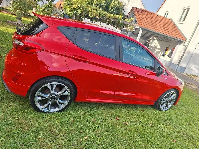 Rot Gebraucht 2021 Ford Fiesta Kleinwagen | 15.000 € (Etwas zu teuer) - Bild 1/4