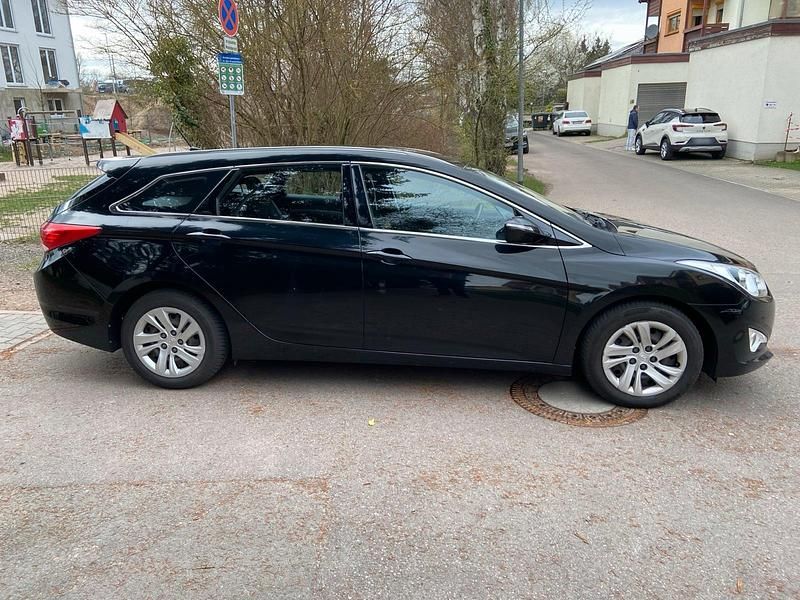 Gebraucht Hyundai i40 134 PS (98 kW) 2012 Schwarz Kombi