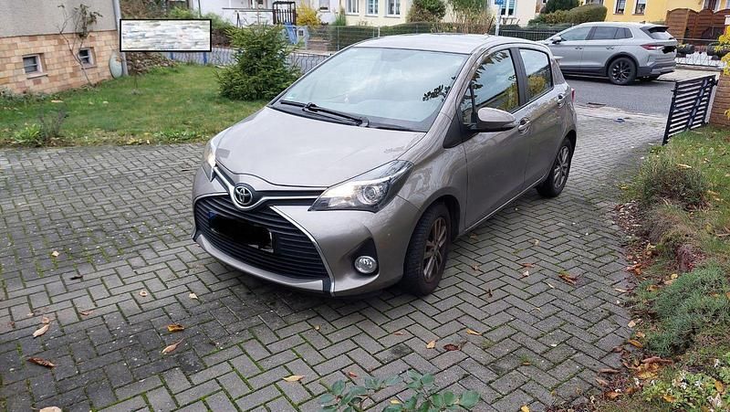 Braun Gebraucht 2015 Toyota Yaris Kleinwagen | 8.250 € (Guter Preis) - Bild 1/4