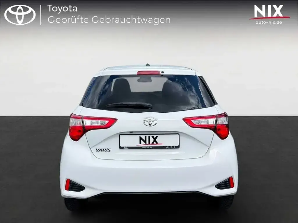 Gebraucht Toyota Yaris Basis 111 PS (81 kW) 2019 Schneeweiß Limousine