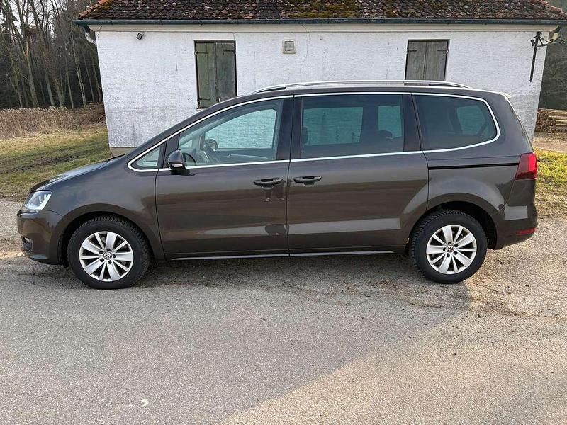 Gebraucht VW Sharan Comfortline 150 PS (110 kW) 2015 Braun Van / Kleinbus