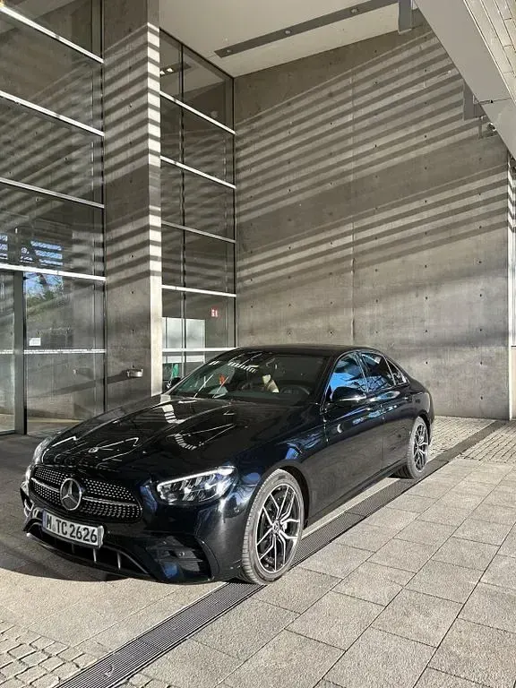 Second-hand Mercedes E220 AMG 194 CP (142 kW) 2022 Negru Berlinǎ
