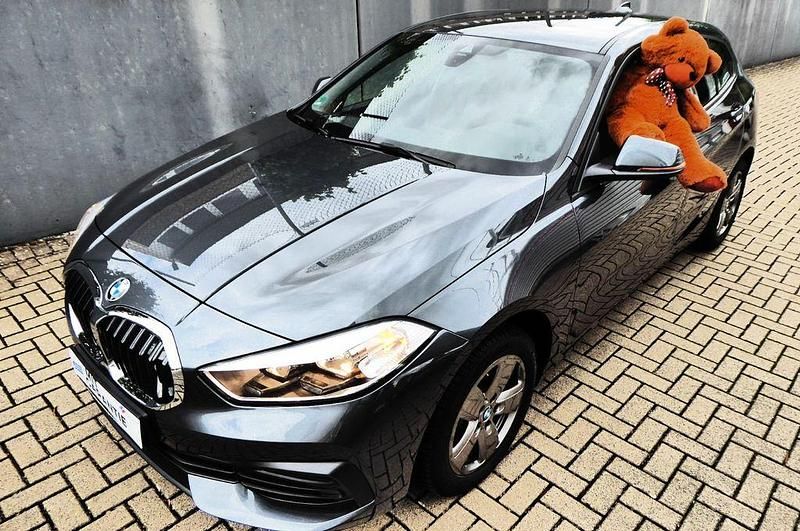 Grau Gebraucht 2020 BMW 118 Advantage Kleinwagen | 18.521 € (Fairer Preis) - Bild 1/4