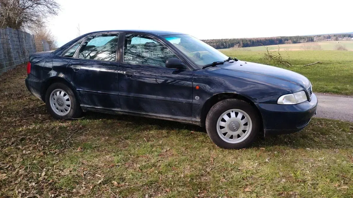 Używany Audi A4 101 KM (74 kW) 1995 Niebieski Sedan/Limuzyna