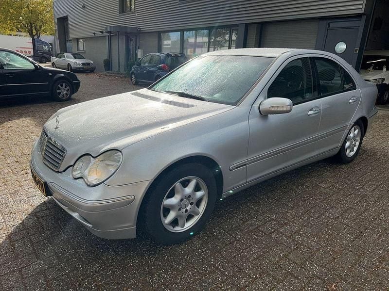 Grau Gebraucht 2003 Mercedes C220 Elegance Limousine | 1.150 € (Etwas zu teuer) - Bild 1/4