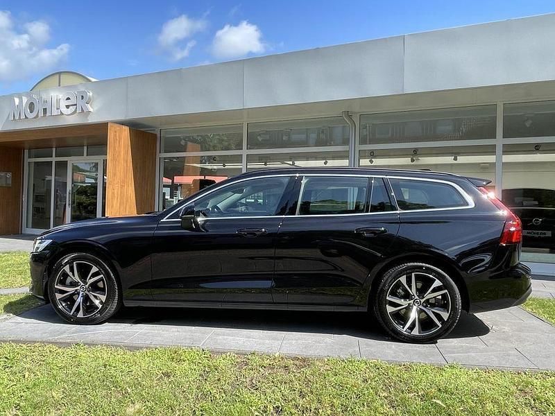 Gebraucht Volvo V60 Core 197 PS (144 kW) 2023 Onyx schwarzmetallic Kombi
