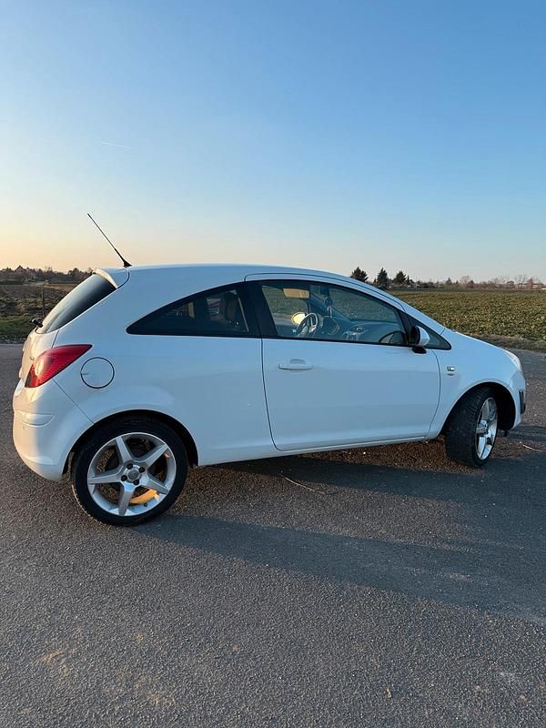 Gebraucht Opel Corsa 95 PS (69 kW) 2011 Weiß Kleinwagen