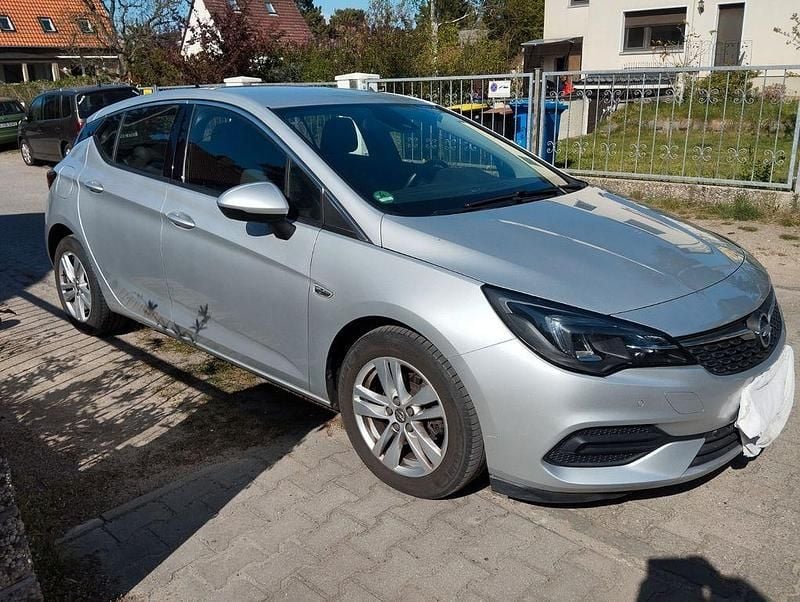 Second-hand Opel Astra 105 CP (77 kW) 2020 Argintiu Berlinǎ