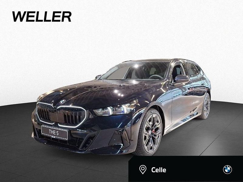 Saphirschwarz (schwarz) Neu 2025 BMW 540 Comfort Edition Kombi | 86.890 € (Teuer) - Bild 1/4