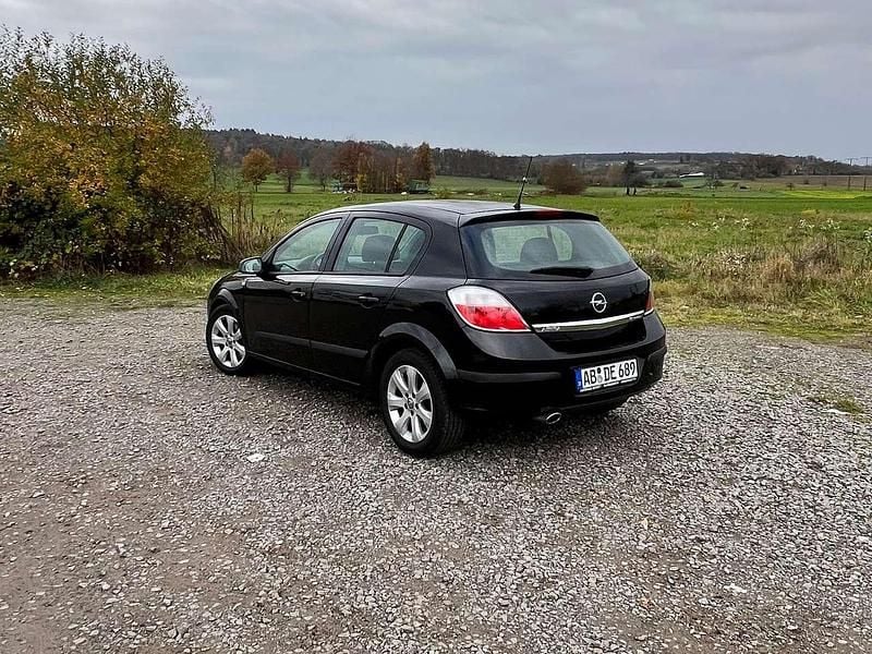 Gebraucht Opel Astra 103 PS (75 kW) 2004 Schwarz Limousine