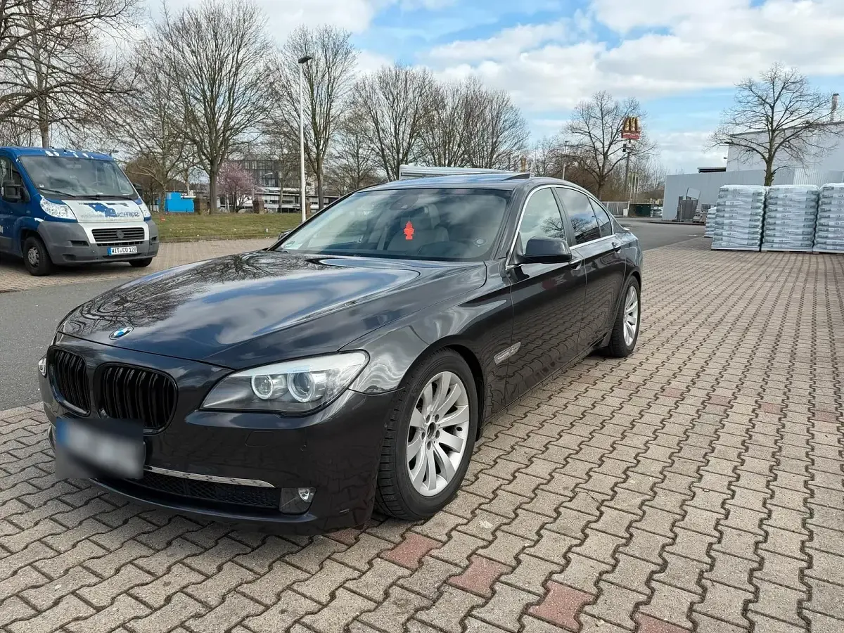 Gebraucht BMW 740 306 PS (225 kW) 2012 Andere farben Limousine