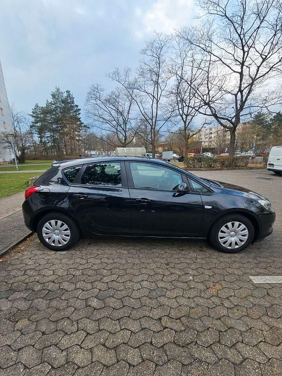 Gebraucht Opel Astra Selection 116 PS (85 kW) 2014 Schwarz Limousine