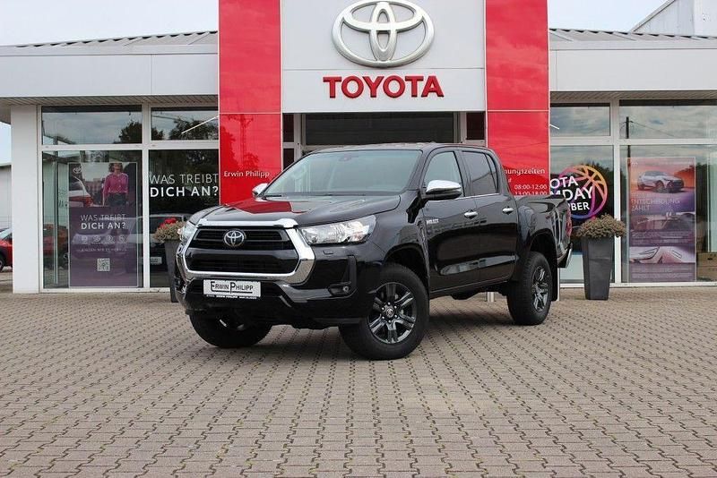 Tiefschwarz mica metallic Gebraucht 2024 Toyota HiLux Comfort Abholung | 47.990 € (Fairer Preis) - Bild 1/4