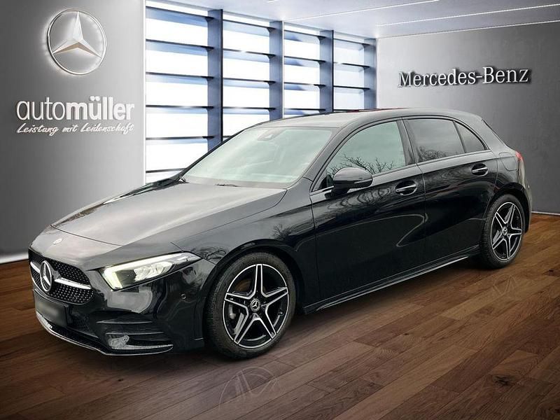 Schwarz Gebraucht 2022 Mercedes A180 Night Limousine | 27.480 € (Etwas zu teuer) - Bild 1/4