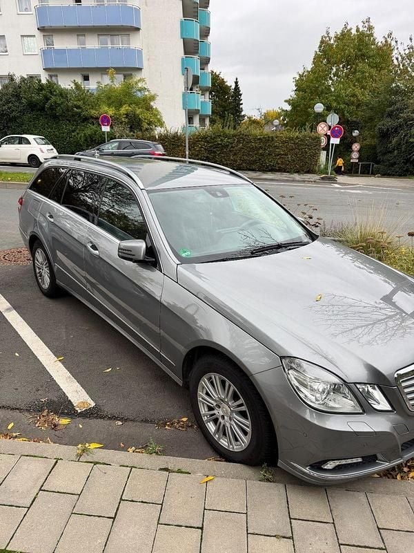 Grau Gebraucht 2010 Mercedes E250 Elegance Kombi | 7.750 € (Superpreis) - Bild 1/4