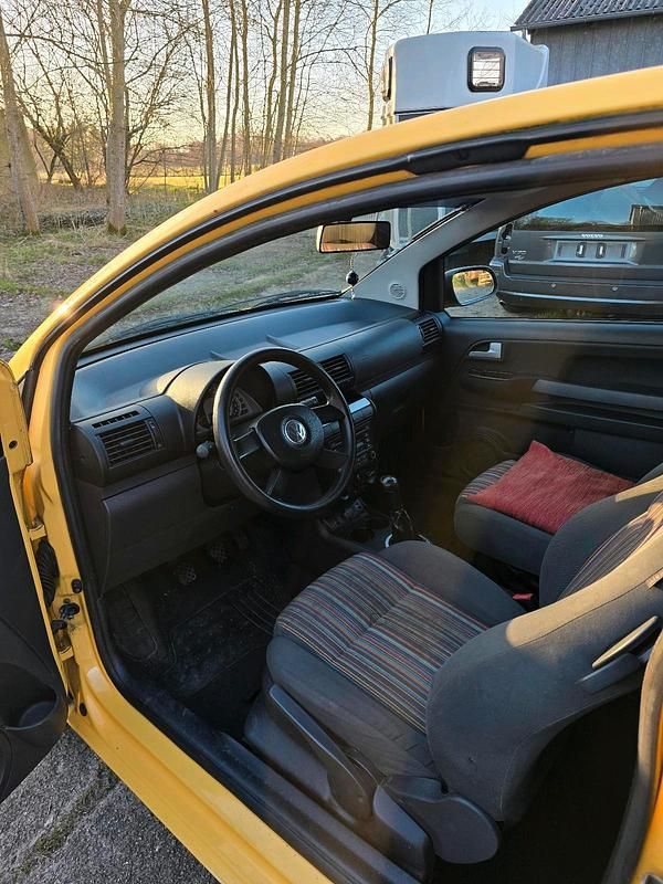 Second-hand VW Fox 75 CP (55 kW) 2005 Galben Hatchback